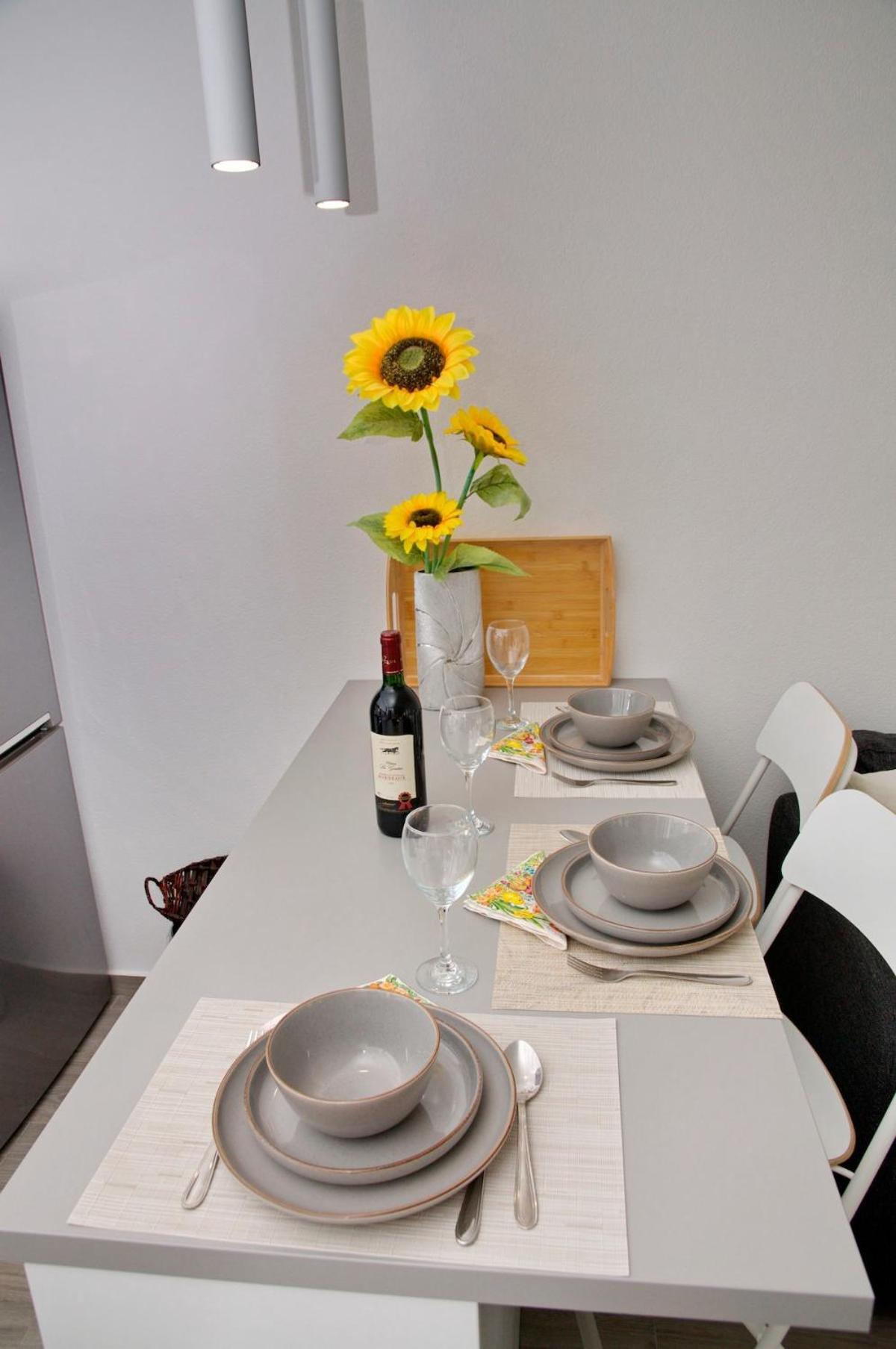 Lola - New, Located, Elegant & Super Tidy *